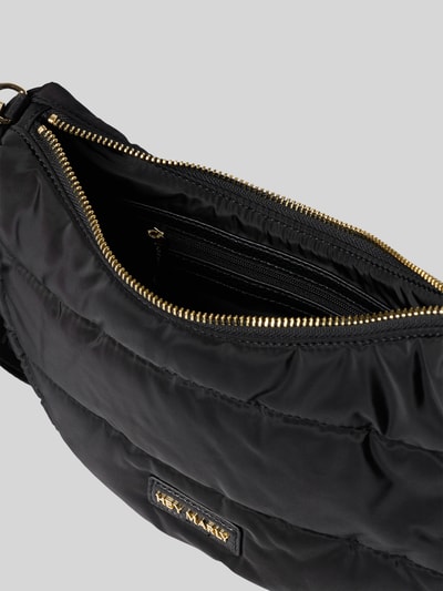 Produktfoto, Shoulder Bag in Stepp-Optik Modell 'Buddy' von Hey Marly, schwarz mit goldfarbenem Reißverschluss, Logo-Detail, Strukturtextur