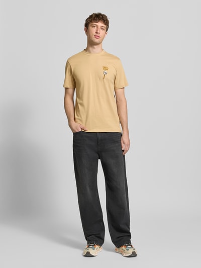 Männermodel trägt Regular Fit T-Shirt mit Statement-Stitching Modell 'Kameron' von Blend, Reine Baumwolle, Rundhalsausschnitt, Ganzkörperansicht von vorne