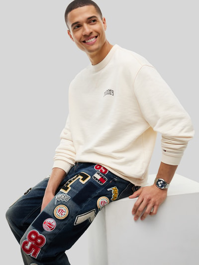 Tommy Jeans Straight Fit Jeans mit auffälligen Patches Jeansblau 3