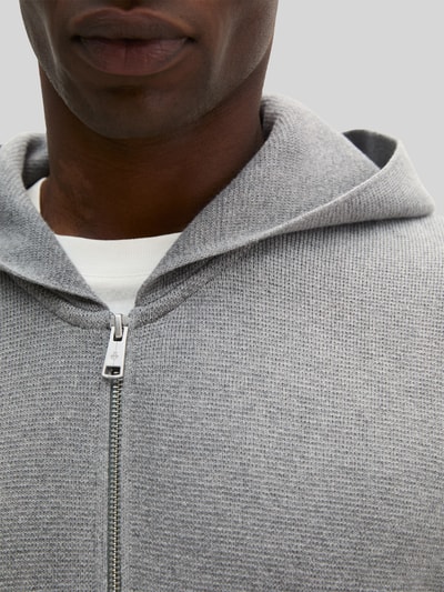 Männermodel trägt Regular Fit Pullover aus reiner Baumwolle von Marc O'Polo in Grau mit feiner Struktur, Nahaufnahme Oberkörper. Herren Pullover.