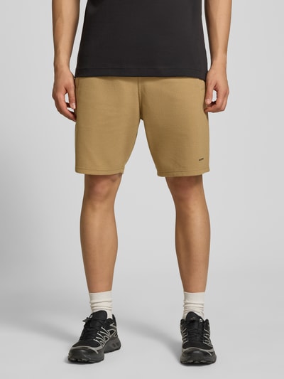 Männermodel trägt Straight Fit Shorts met structuurpatroon van G-Star Raw, elastische materiaalmix met katoen, logodetail, bandwijdte maat M 44 cm, binnenbeenlengte maat M 20 cm, kleur beige, geheelopname van voren
