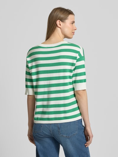 Modelka nosi Regular Fit T-Shirt aus Viskose-Mix Modell 'Morla' von B.Young, zielono-białe paski, okrągły dekolt, rękaw o dł. 7/8, długość tyłu w rozmiarze S: 57 cm, długość rękawów: 23 cm, damski t-shirt, mieszanka wiskozy, krój regular fit, widok całej sylwetki od tyłu.