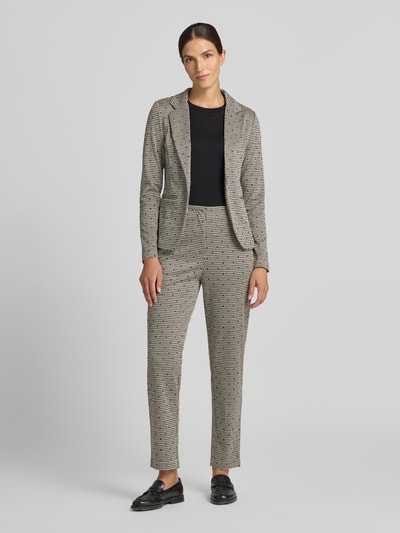 Frauenmodel trägt Slim Fit Blazer mit Viskose-Anteil Modell 'Kate' von ICHI, elastischer Material-Mix, Reverskragen, Ganzkörperansicht von vorne.