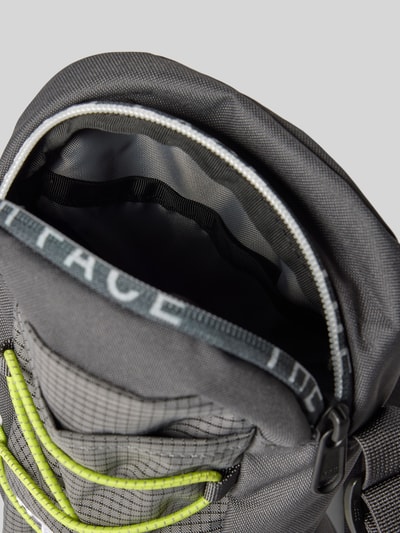 Produktfoto, Handtasche mit Label-Stitching von The North Face für Herren, graues Textil, Hauptfach und Außenfach mit Reißverschluss, Schulterriemen, Maße Größe 1: 16x22x7 cm, Schulterriemenlänge 76 cm.