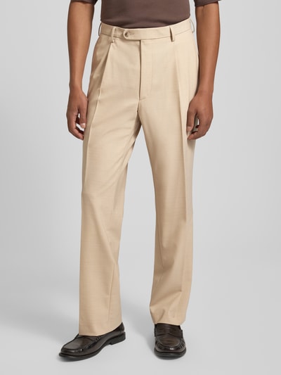 Männermodel trägt Hose mit Eingrifftaschen Modell 'Bert' von DIGEL in Beige, Material-Mix, Regular Fit, Nahaufnahme Vorderansicht.