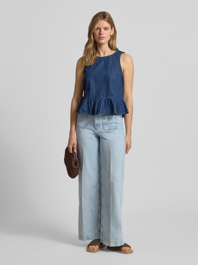 Frauenmodel trägt Jeans-Top mit Schößchendetail von REVIEW aus Reine Baumwolle im Regular-Fit, Rundhalsausschnitt, Rückenlänge 52 cm, Ganzkörperansicht von vorne.