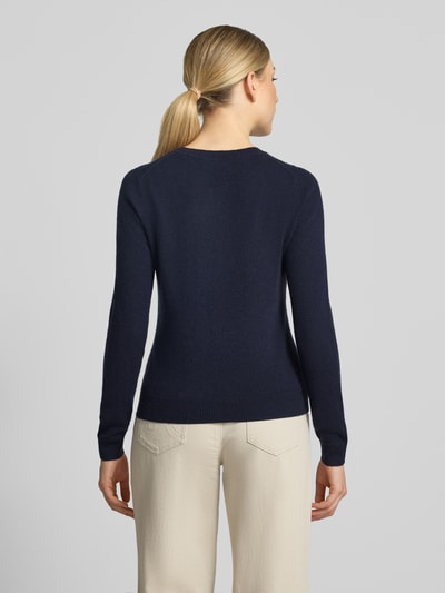 Modelka nosi Slim Fit Strickpullover aus reinem Kaschmir von Christian Berg Woman, kolor granatowy, dzianina kaszmirowa, krój slim fit, taliowany, elastyczne ściągacze, długość tyłu w rozmiarze S 54 cm, długość rękawa 65 cm, widok całej sylwetki od tyłu.