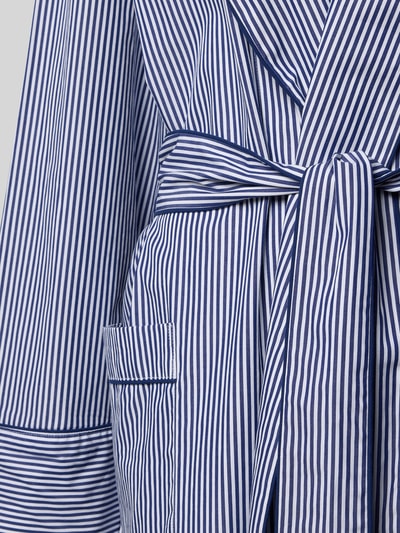 Frauenmodel trägt Regular Fit Kimono aus reiner Baumwolle von Polo Ralph Lauren, blau-weiß gestreifte Popeline, Nahaufnahme Oberkörper.