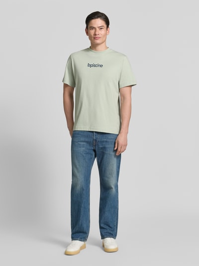 Männermodel trägt Regular Fit T-Shirt aus reiner Baumwolle Modell 'HASPEN' von SELECTED HOMME, Optik: Unifarben, Ganzkörperansicht von vorne.