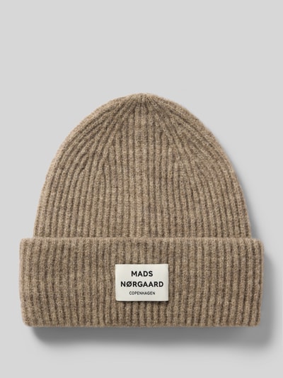 Productfoto, Beanie uit wolmix model 'Tosca Anju' van MADS NØRGAARD in beige ribstructuur met breed omgeslagen rand en labelpatch.