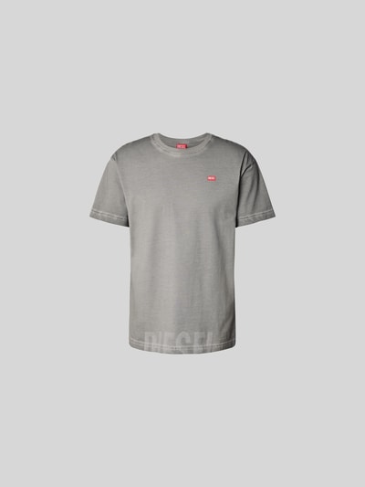 Produktfoto, Regular Fit T-Shirt aus reiner Baumwolle von Diesel, grauer Used-Look, Rundhalsausschnitt, rote Label-Details, Herrenmode