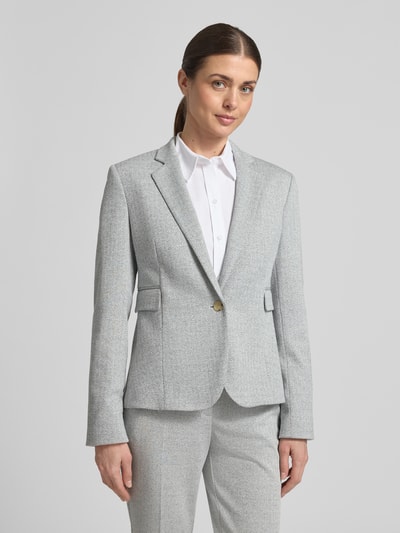 Frauenmodel trägt Shaped Fit Blazer mit Allover-Muster Modell 'JIA13A' von BOSS, Reverskragen, Rückenschlitz, 1-Knopf-Verschluss, Pattentaschen, Ganzkörperansicht von vorne.