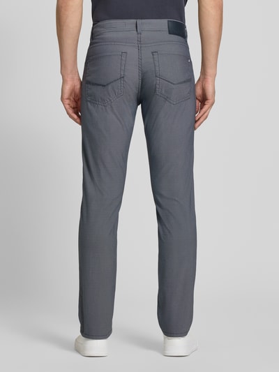 Männermodel trägt fein strukturierte Hose mit Label-Detail Modell Lyon von Pierre Cardin in Grau, Regular Fit, Ganzkörperansicht Rückansicht. Baumwoll-Mix mit Stretch, sichtbare Gesäßtaschen und dunkles Label auf dem Bund.
