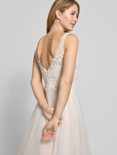 Frauenmodel trägt Brautkleid mit floralem Spitzenbesatz von Mascara, Tüll, Taillierte Passform, Maxilänge, Ärmelloses-Design, Ganzkörperansicht Rückansicht.