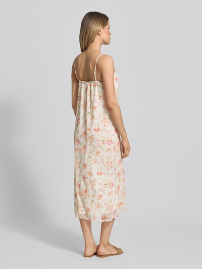 Frauenmodel trägt Midikleid im Allover-Look Modell 'EMMA' von Vila, A-Linie, Spitzenbesatz, verstellbare Spaghettiträger, Rückenlänge 121 cm, Brustweite 109 cm, Ganzkörperansicht Rückansicht