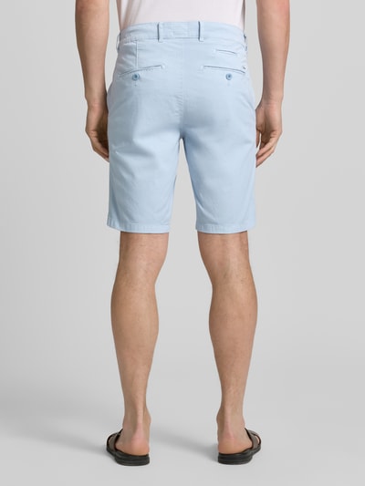 Männermodel trägt hellblaue Regular Fit Bermuda aus Baumwoll-Mix von Brax, glatte Textur, Herren Bermuda, Ganzkörperansicht Rückansicht.