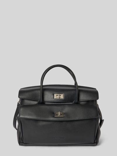 Produktfoto, czarna skórzana Handtasche mit Logo-Prägung Modell 'Gloria' von LIEBESKIND BERLIN, metaliczne zapięcia, gładka faktura, główna komora z klapą, pasek na ramię, szerokość w rozmiarze 1: 28 cm, długość 19 cm, głębokość 12 cm, długość paska 118 cm, zewnętrzna kieszeń z klapą