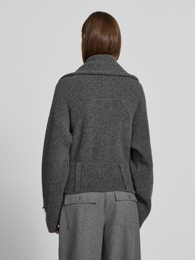 Frauenmodel trägt Cardigan aus mieszanka lnu, krój taliowany, Imitacja dzianiny, zamek błyskawiczny dwustronny, Model 'Mirra' von Samsøe Samsøe, Długość tyłu w rozmiarze S: 52 cm, Długość rękawów w rozmiarze S: 70 cm, Ganzkörperansicht Rückansicht