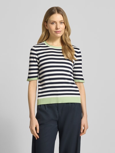 Modelka nosi Regular Fit Pullover aus Visksoe-Mix od Betty Barclay w paski, zielone wykończenia, okrągły dekolt, krój regular fit, długość tyłu 46 cm, długość rękawa 28 cm, przód, ujęcie całej sylwetki