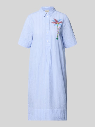 Produktfoto, Knielanges Hemdblusenkleid mit Motiv-Print von Milano Italy aus reiner Baumwolle, hellblau-weiß gestreift, gerader Schnitt, Knopfleiste, 1/2-Arm, auffälliger bunter Print auf der Brust, sichtbare feine Textur