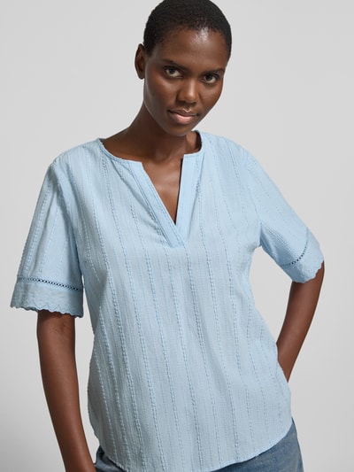 Frauenmodel trägt Regular Fit Bluse mit V-Ausschnitt Modell 'Ane' von FREE/QUENT, reine Baumwolle, Lochstickerei, hellblau, Nahaufnahme Oberkörper.