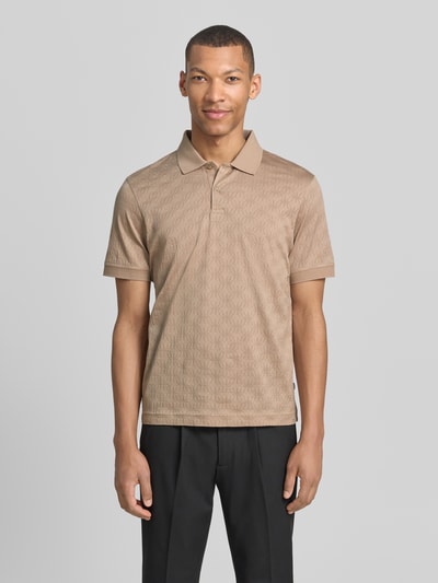 Männermodel trägt Modern Fit Poloshirt mit Strukturmuster Modell 'Roberto' von JOOP! Collection, reine Baumwolle, Polokragen, kurze Knopfleiste, Label-Detail, Farbe Beige, Ganzkörperansicht von vorne.