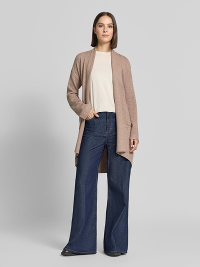 Vrouwenmodel draagt Cardigan aus Viskose-Mix mit Bindegürtel van Christian Berg Woman, regular fit, Viscosemix, opgestikte zakken, ruglengte maat S 93 cm, mouwlengte maat S 51 cm, beige tonen, rechte lijnen, zachte textuur, geheel van voren gezien.