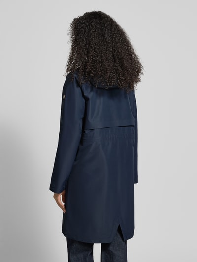 Frauenmodel trägt Parka mit Pattentaschen Modell 'ELINA' von Didriksons in Dunkelblau, Relaxed-Fit, Rückenlänge 97 cm, Ganzkörperansicht Rückansicht.