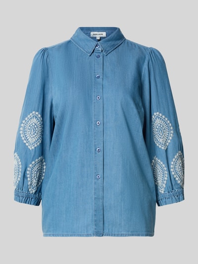 Produktfoto, Regular Fit Bluse in Denim-Optik mit Stitchings von MORE, mieszanka bawełny i lyocellu, krój regular fit, tkanina stylizowana na denim, hafty, kołnierzyk koszulowy, listwa guzikowa, rękaw o dł. 3/4, długość tyłu w rozmiarze 38: 62 cm, długość rękawów w rozmiarze 38: 48 cm