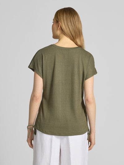 Frauenmodel trägt T-Shirt mit seitlicher Schnürung von Apricot im Material-Mix mit Viskose-Anteil, Regular-Fit, Rundhalsausschnitt, Rückenlänge bei Größe S: 59 cm, Ganzkörperansicht Rückansicht.