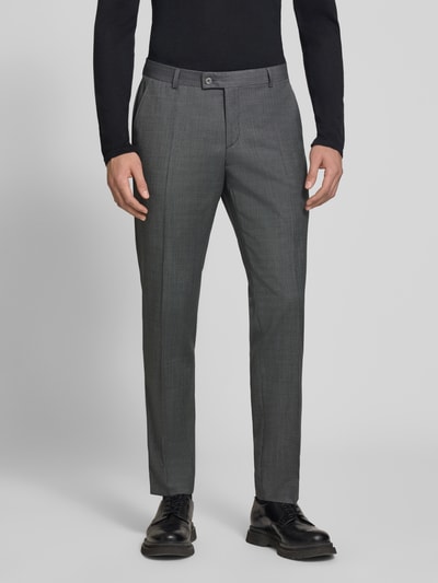 Männermodel draagt Straight Fit broek van scheerwolmix van bugatti in grijs met bandplooien, achterzakken en knoop- en ritssluiting, ganzekörperansicht van voren. Bandwijdte maat 50: 44 cm, binnenbeenlengte maat 50: 82 cm.