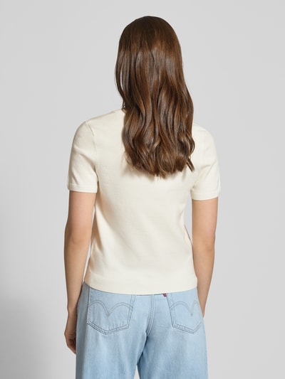 Frauenmodel trägt Strickshirt aus Viskose-Mix mit Rundhalsausschnitt von Review, cremefarben, feine Rippbündchen, Ganzkörperansicht Rückansicht.