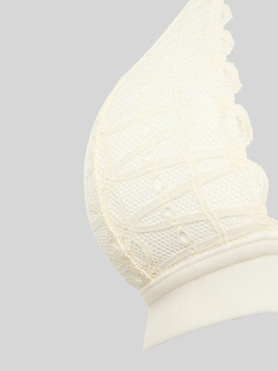 Produktfoto, BH mit Hakenverschluss von Mey aus cremefarbenem Material-Mix mit Stretch-Anteil, feine Struktur, körpernaher Schnitt