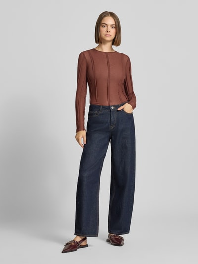 Frauenmodel trägt Slim Fit Longsleeve in semitransparentem Design Modell 'Belma' von Topshop, Rundhalsausschnitt, elastischer Baumwoll-Mix, brauner Oberteil, dunkelblaue Hose, Ganzkörperansicht von vorne, Rückenlänge bei Größe S 56 cm