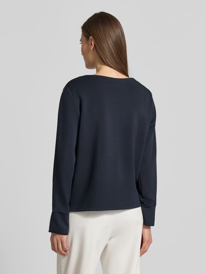 Frauenmodel trägt Regular Fit Sweatshirt mit Kontrastnähten von s.Oliver BLACK LABEL, Optik: Unifarben, Modal-Mix, Ganzkörperansicht Rückansicht.