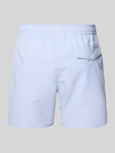 Produktfoto, Badeshorts aus Baumwoll-Mix von Lacoste mit mehrfarbigem gestreiftem Seersucker, elastischem Bund, Tunnelzug und Gesäßtasche