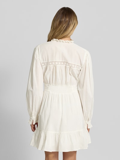 Frauenmodel trägt Knielanges Kleid mit Rüschenbesatz Modell 'Gilara' von mbyM aus Reine Baumwolle, Cremefarbe, Rückenlänge 92 cm, Ganzkörperansicht Rückansicht.