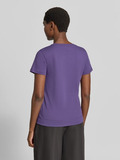 Kobiece modelka nosi Damski t-shirt Regular Fit T-Shirt aus reiner Baumwolle od JOOP! w kolorze fioletowym, gładka struktura, widok z tyłu, Ganzkörperansicht Rückansicht.