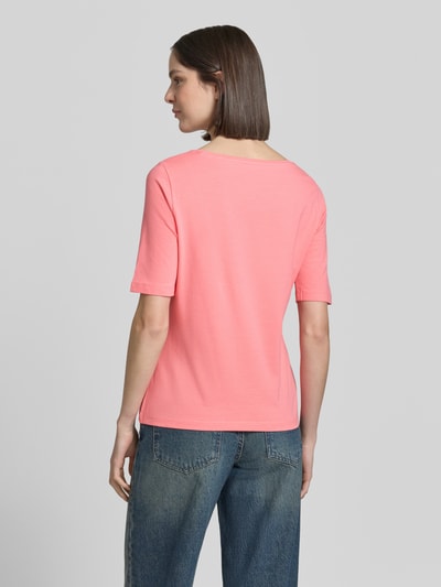 Frauenmodel trägt Regular Fit T-Shirt aus Baumwoll-Mix mit Motiv-Print von Tom Tailor, Optik: Unifarben, Rundhals, Kurzarm, Ganzkörperansicht Rückansicht.