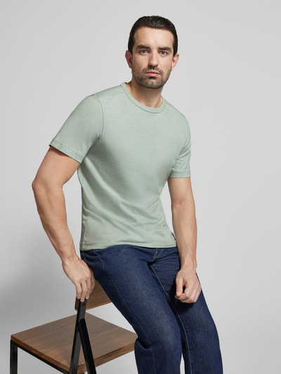 Männermodel trägt Regular Fit T-Shirt aus reiner Baumwolle von Tom Tailor in Melange-Optik, Rundhals, Kurzarm, Ganzkörperansicht von vorne.