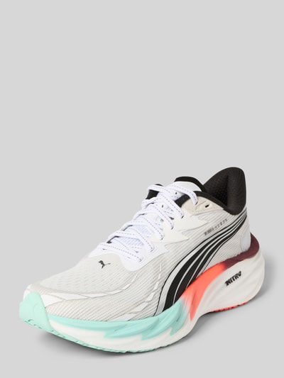 Produktfoto, Sneaker mit Label-Detail von PUMA in Weiß mit abgerundeter Spitze, Schnürverschluss und strukturierter Sohle, Absatzhöhe 5 cm, Schafthöhe 7 cm, Schaftweite 8 cm.