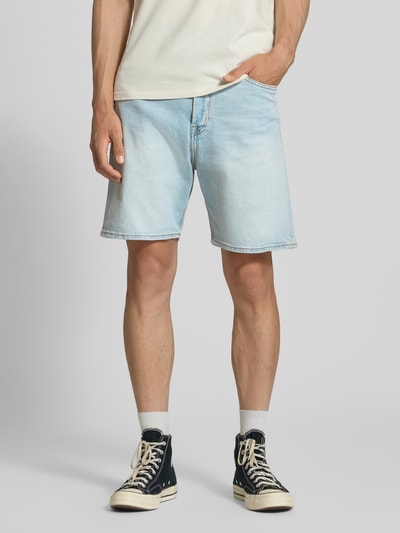 Männermodel trägt Relaxed Fit Jeansshorts Modell 'TONY' von Jack & Jones aus hellblauem Baumwoll-Elasthan-Mix mit Eingrifftaschen, Ganzkörperansicht von vorne. Bundweite 42 cm, Innenbeinlänge 21 cm, Größe M.