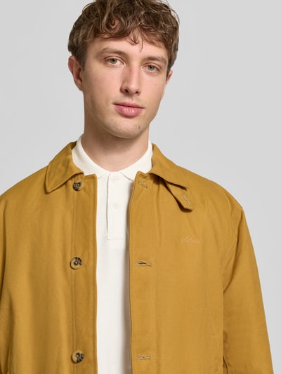 Männermodel trägt Regular Fit Poloshirt mit Logo-Stitching Modell 'Hedin' von Blend, Reine Baumwolle, Kurzärmelig, Nahaufnahme Oberkörper.