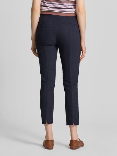 Frauenmodel trägt Slim Fit Stoffhose in verkürzter Passform von Christian Berg Woman im Dunkelblau, aus Baumwoll-Mix, Ganzkörperansicht Rückansicht.