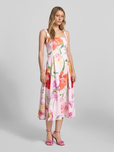 Vrouwenmodel draagt Cocktailkleid im Allover-Look van Lipsy in kleurrijke materiaalmix met stretch, A-lijn, midi-jurk, all-over look. Ganzkörperansicht van voren.