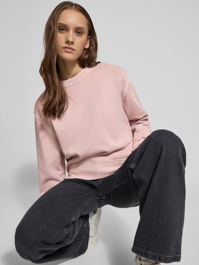 Vrouwenmodel draagt Relaxed Fit Sweatshirt met ronde hals van G-Star Raw, roze katoen, verlengd achterpand, relaxed fit, close-up bovenlichaam
