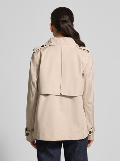 Vrouwenmodel draagt Regular Fit Jacke met Umlegekragen van Christian Berg Woman Selection in beige materiaalmix met katoen, steekzakken en knoopsluiting, ruglengte 66 cm, schouderbreedte 36 cm, borstwijdte 53 cm, mouwlengte 62 cm, Ganzkörperansicht Rückansicht.
