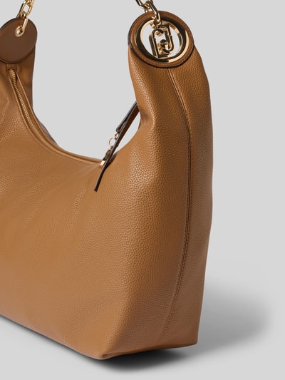 Produktfoto, Handtasche mit Label-Applikation und Schulterriemen von Liu Jo White, strukturierte Oberfläche, Hauptfach mit Reißverschluss, Innenfach mit Reißverschluss, Breite 50 cm, Länge 39 cm, Tiefe 14 cm, Länge Schulterriemen 48 cm, neutrale beige Farbe, goldfarbene Details und abgerundete Form