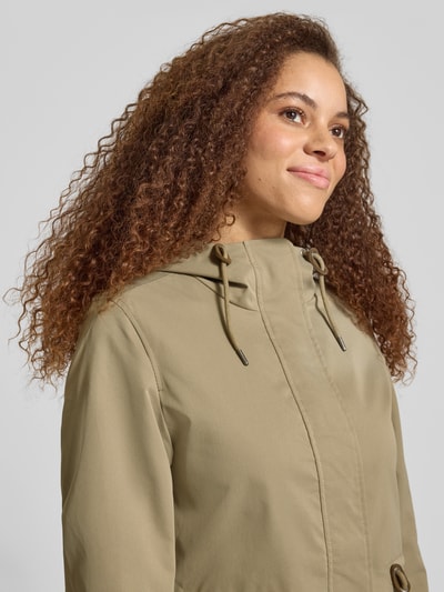 Vrouwenmodel draagt Regular Fit Parka met Tunnelkoord model 'LOUISE' van Only, effen beige, kap met koord, lange mouwen, detailopname bovenlichaam.