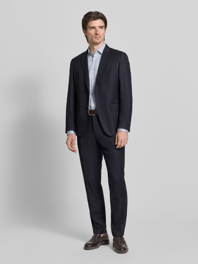 Männermodel trägt Slim Fit Business Hemd aus Baumwolle mit Kentkragen von OLYMP Level Five, hellblau, glatte Textur, Ganzkörperansicht von vorne. Baumwoll-Elasthan-Mix, Knopfleiste, Anzughose, Sakko, elegante Optik, Rückenlänge 81 cm, Schulterbreite 42 cm, Ärmellänge 67 cm.